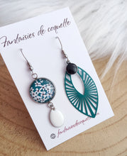 Charger l&#39;image dans la galerie, Boucles d&#39;oreilles  asymétriques  illustrées Fait-main ❤ dépareillées    Fleurs Vert Noir