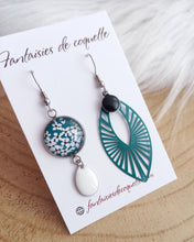 Charger l&#39;image dans la galerie, Boucles d&#39;oreilles  asymétriques  illustrées Fait-main ❤ dépareillées    Fleurs Vert Noir