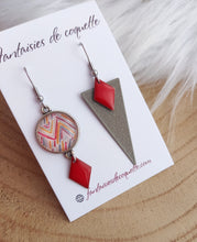 Charger l&#39;image dans la galerie, Boucles d&#39;oreilles  asymétriques  illustrées Fait-main ❤ dépareillées    Rouge marron