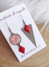 Charger l&#39;image dans la galerie, Boucles d&#39;oreilles  asymétriques  illustrées Fait-main ❤ dépareillées    Rouge marron