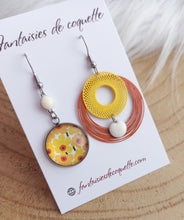 Charger l&#39;image dans la galerie, Boucles d&#39;oreilles  asymétriques  illustrées Fait-main ❤ dépareillées    Fleurs Jaune Orange