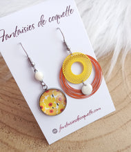 Charger l&#39;image dans la galerie, Boucles d&#39;oreilles  asymétriques  illustrées Fait-main ❤ dépareillées    Fleurs Jaune Orange