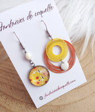 Charger l&#39;image dans la galerie, Boucles d&#39;oreilles  asymétriques  illustrées Fait-main ❤ dépareillées    Fleurs Jaune Orange