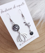 Charger l&#39;image dans la galerie, Boucles d&#39;oreilles  asymétriques  illustrées Fait-main ❤ dépareillées    Fleurs Noir Blanc