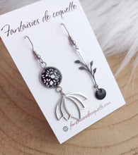 Charger l&#39;image dans la galerie, Boucles d&#39;oreilles  asymétriques  illustrées Fait-main ❤ dépareillées    Fleurs Noir Blanc