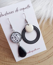 Charger l&#39;image dans la galerie, Boucles d&#39;oreilles  asymétriques  illustrées illustrées Fait-main ❤ dépareillées    Blanc noir