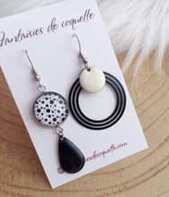 Charger l&#39;image dans la galerie, Boucles d&#39;oreilles  asymétriques  illustrées illustrées Fait-main ❤ dépareillées    Blanc noir