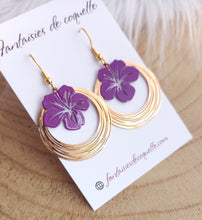 Charger l&#39;image dans la galerie, Boucles d&#39;oreilles  dorées Fleur Hibiscus Violet mauve ❤ Fait main ❤