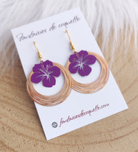 Charger l&#39;image dans la galerie, Boucles d&#39;oreilles  dorées Fleur Hibiscus Violet mauve ❤ Fait main ❤