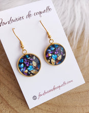 Charger l&#39;image dans la galerie, Boucles d&#39;oreilles dorées  illustrées feuilles  mauve  violet  Fait-main ❤