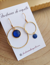 Charger l&#39;image dans la galerie, Boucles d&#39;oreilles  asymétriques dorées  Bleu marine  Fait-main ❤ dépareillées