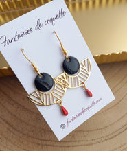 Charger l&#39;image dans la galerie, Boucles d&#39;oreilles   dorées  Rouge noir  Fait-main ❤ dépareillées