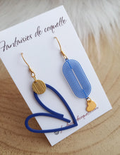 Charger l&#39;image dans la galerie, Boucles d&#39;oreilles asymétriques  Email Bleu Coeur doré  ❤ Fait main ❤ Création unique