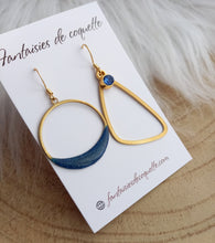 Charger l&#39;image dans la galerie, Boucles d&#39;oreilles  asymétriques dorées bleu Fait-main ❤ dépareillées