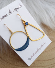 Charger l&#39;image dans la galerie, Boucles d&#39;oreilles  asymétriques dorées bleu Fait-main ❤ dépareillées