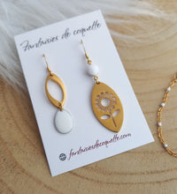 Charger l&#39;image dans la galerie, Boucles d&#39;oreilles  asymétriques dorées Blanc  Fait-main ❤ dépareillées