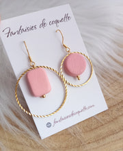 Charger l&#39;image dans la galerie, Boucles d&#39;oreilles asymétriques Rose  ❤  Fait main ❤