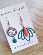 Charger l&#39;image dans la galerie, Boucles d&#39;oreilles  asymétriques argentées  illustrées fleur  bleu vert corail Fait-main ❤ dépareillées