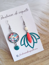 Charger l&#39;image dans la galerie, Boucles d&#39;oreilles  asymétriques argentées  illustrées fleur  bleu vert corail Fait-main ❤ dépareillées