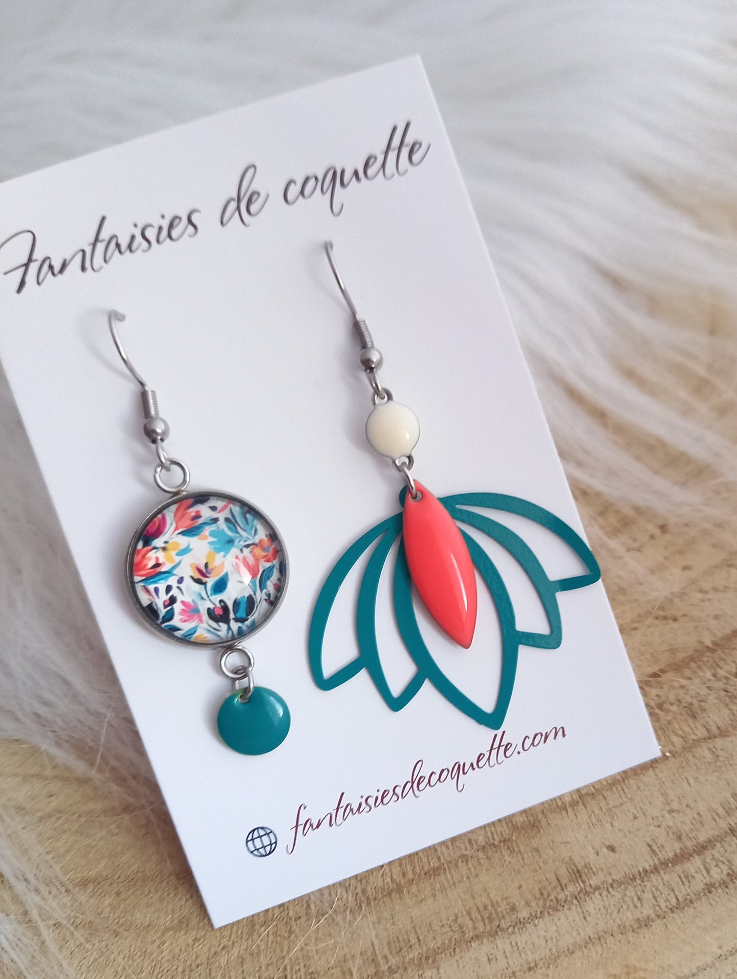 Boucles d'oreilles  asymétriques argentées  illustrées fleur  bleu vert corail Fait-main ❤ dépareillées