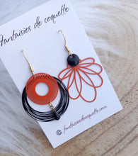 Charger l&#39;image dans la galerie, Boucles d&#39;oreilles  asymétriques dorées  illustrées géométriques Orange noir Fait-main ❤ dépareillées