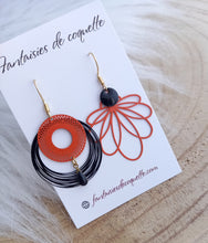 Charger l&#39;image dans la galerie, Boucles d&#39;oreilles  asymétriques dorées  illustrées géométriques Orange noir Fait-main ❤ dépareillées