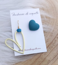 Charger l&#39;image dans la galerie, Boucles d&#39;oreilles  dépareillées asymétriques argentées  Coeur  Bleu vert pétrole ❤ Fait main ❤