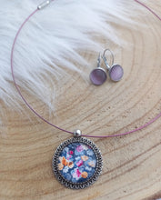 Charger l&#39;image dans la galerie, Parure Collier Ras du cou + Boucles d&#39;oreilles assorties  ♥️ Fait-main ♥️ Pendentif illustré fleurs