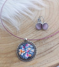 Charger l&#39;image dans la galerie, Parure Collier Ras du cou + Boucles d&#39;oreilles assorties  ♥️ Fait-main ♥️ Pendentif illustré fleurs