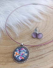 Charger l&#39;image dans la galerie, Parure Collier Ras du cou + Boucles d&#39;oreilles assorties  ♥️ Fait-main ♥️ Pendentif illustré fleurs