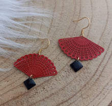 Charger l&#39;image dans la galerie, Boucles d&#39;oreilles Chics &amp; asymétriques Noir Rouge ❤ Fait main ❤