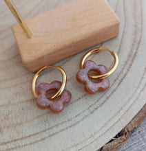 Charger l&#39;image dans la galerie, Boucles d&#39;oreilles    Créoles dorées  Fleurettes   Fait-main doré Marron irisé