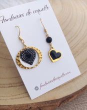 Charger l&#39;image dans la galerie, Boucles d&#39;oreilles asymétriques  Email noir Coeur doré  ❤ Fait main ❤ Création unique