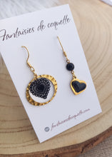 Charger l&#39;image dans la galerie, Boucles d&#39;oreilles asymétriques  Email noir Coeur doré  ❤ Fait main ❤ Création unique