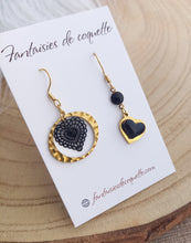 Charger l&#39;image dans la galerie, Boucles d&#39;oreilles asymétriques  Email noir Coeur doré  ❤ Fait main ❤ Création unique