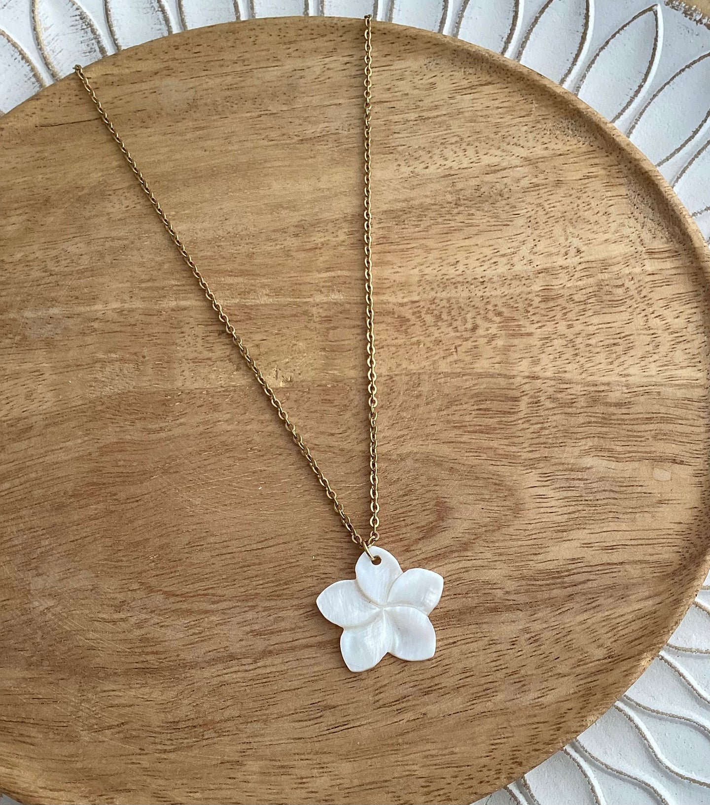 Collier   acier inoxydable doré Pendentif Blanc Nacre  doré ❤ Fleur ❤