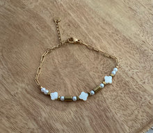 Charger l&#39;image dans la galerie, Bracelet Chainette doré  émaillé Blanc Trèfle ❤ Fait main ❤