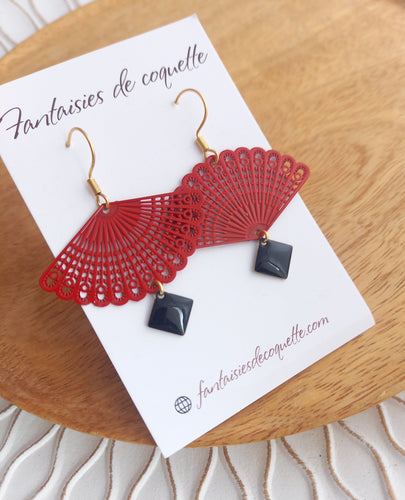 Boucles d'oreilles  asymétriques  ❤ Fait main ❤  Rouge  noir doré éventails