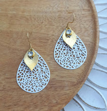 Charger l'image dans la galerie, Boucles d'oreilles   dorées Acier inoxydable  Blanc Fait-main