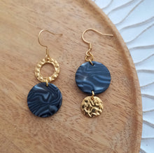Charger l'image dans la galerie, Boucles d'oreilles  asymétriques dorées  Noir  gris Fait-main ❤ dépareillées