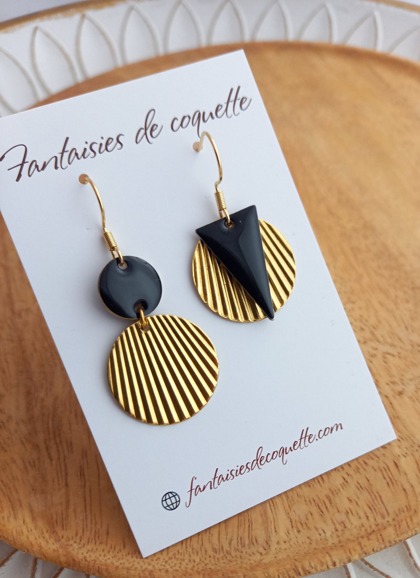Boucles d'oreilles  asymétriques  ❤ Fait main ❤  Noir doré