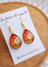 Charger l'image dans la galerie, Boucles d'oreilles   Gouttes dorées  illustrées fleurs rouges   ❤ Fait main ❤