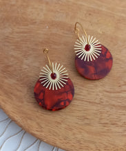 Charger l&#39;image dans la galerie, Boucles d&#39;oreilles créoles  Résine Bordeaux rouge  dorés