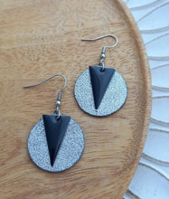 Charger l'image dans la galerie, Boucles d'oreilles   Acier inoxydable Créoles Cuir Gris Noir Fait-main