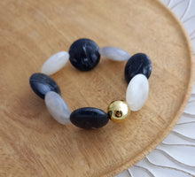 Charger l&#39;image dans la galerie, Bracelet  Perles acétate  Blanc Noir ❤ Fait main ❤