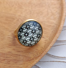Charger l'image dans la galerie, Bague Fantaisie illustrée  Taille Réglable   Noir Blanc Coeurs