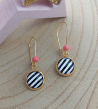 Charger l'image dans la galerie, Boucles d'oreilles  illustrées  fleurs ❤ Fait main ❤ Noir Blanc doré