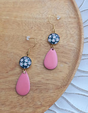 Charger l'image dans la galerie, Boucles d'oreilles illustrées Fleurs  Rose Bleu   Acier inoxydable doré  Fait-main