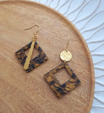 Charger l'image dans la galerie, Boucles d'oreilles  asymétriques dorées  camel Fait-main ❤ dépareillées