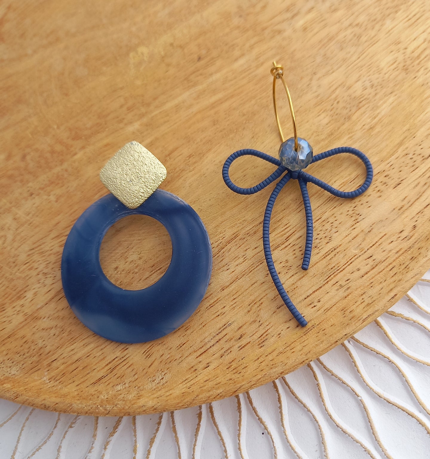 Boucles d'oreilles  asymétriques  ❤ Fait main ❤  Bleu doré